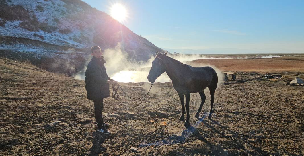 Burası Antartika değil Bitlis! Eksi 15 derecede atlarla kaplıca keyfi 1